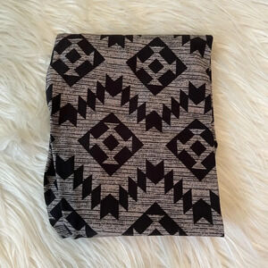 New! Girl’s Lularoe gray/black geometric pattern leggings S/M